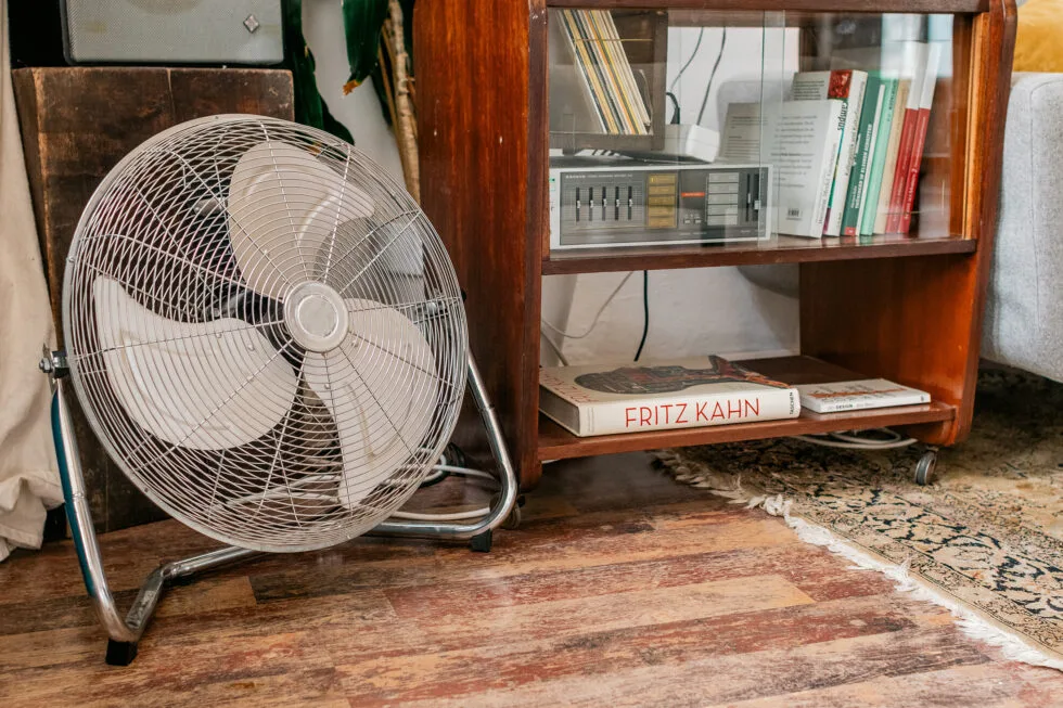 Vintage-Einrichtung mit Ventilator und Bücherregal im Foto- und Videostudio Leipzig