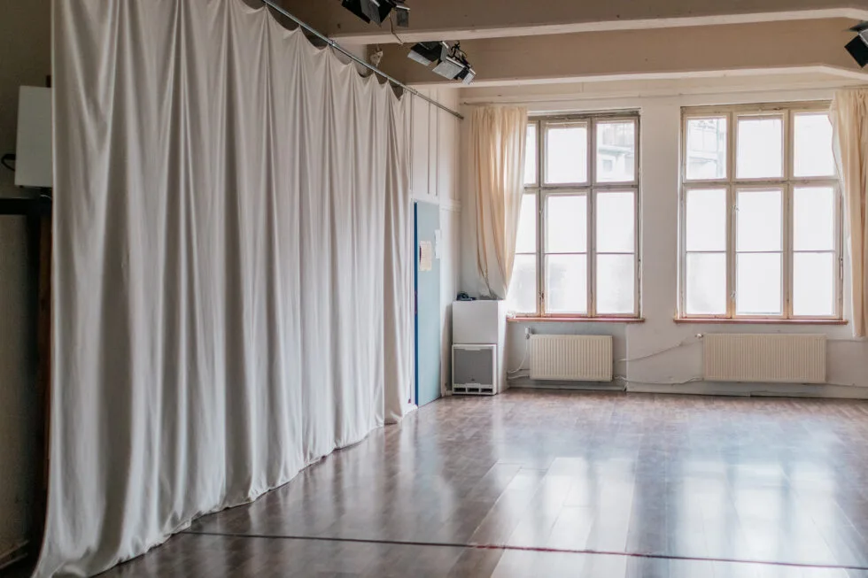 Studio-Bereich mit Vorhang und Deckenscheinwerfern im Fotostudio und Videostudio Leipzig